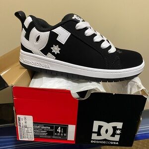 DC Shoes Court Graffik Skate Youth Kids 4.5y.